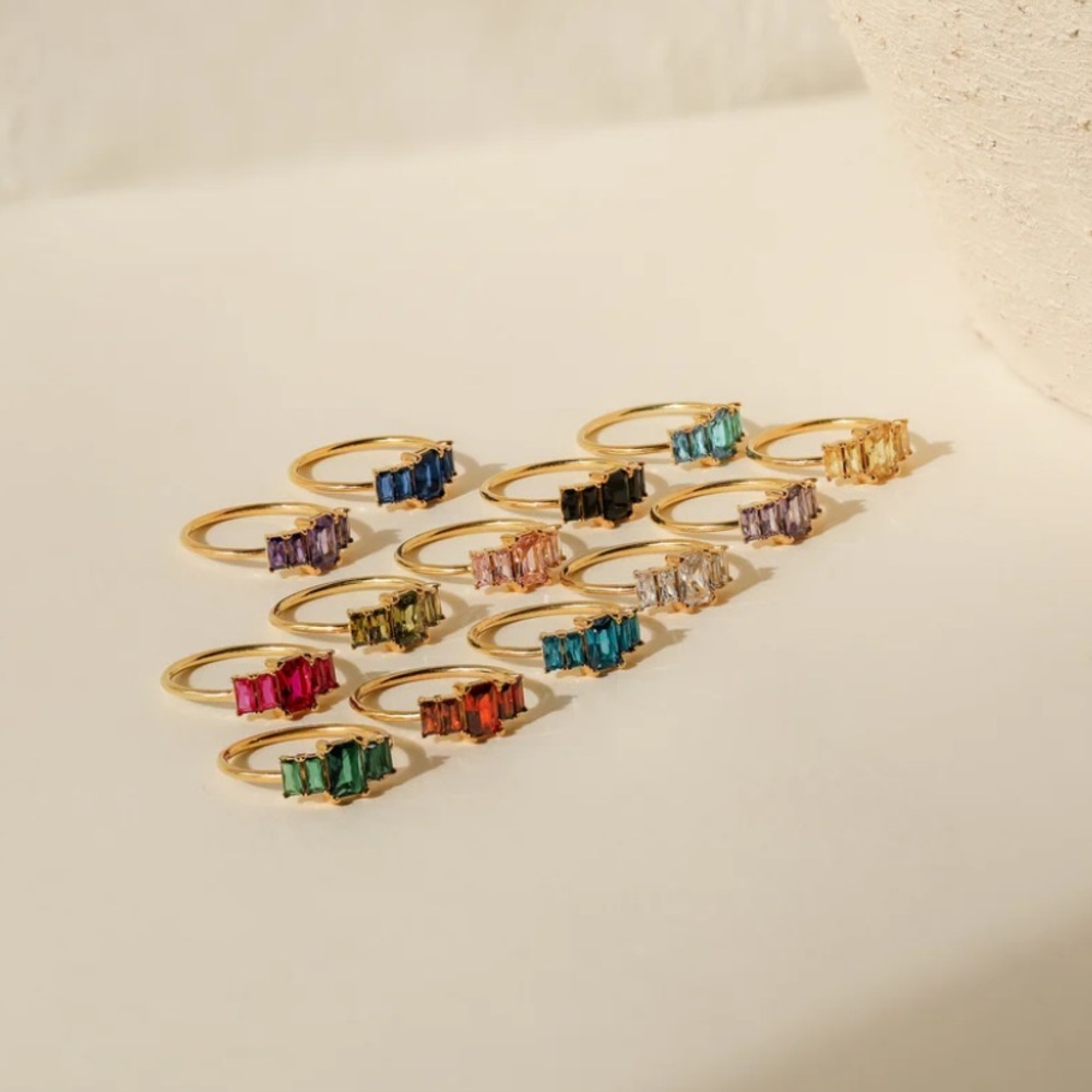 Caitlyn Minimalist Art Deco Birthstone Ring
Sterling Silver: May Emerald